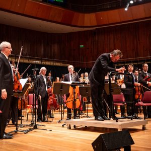Estrenos, piezas contemporáneas y homenaje a Pedro Ignacio Calderón, por la Orquesta Sinfónica Nacional